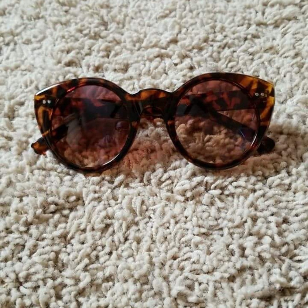 Cat-eye tortoise shell sunglasses
